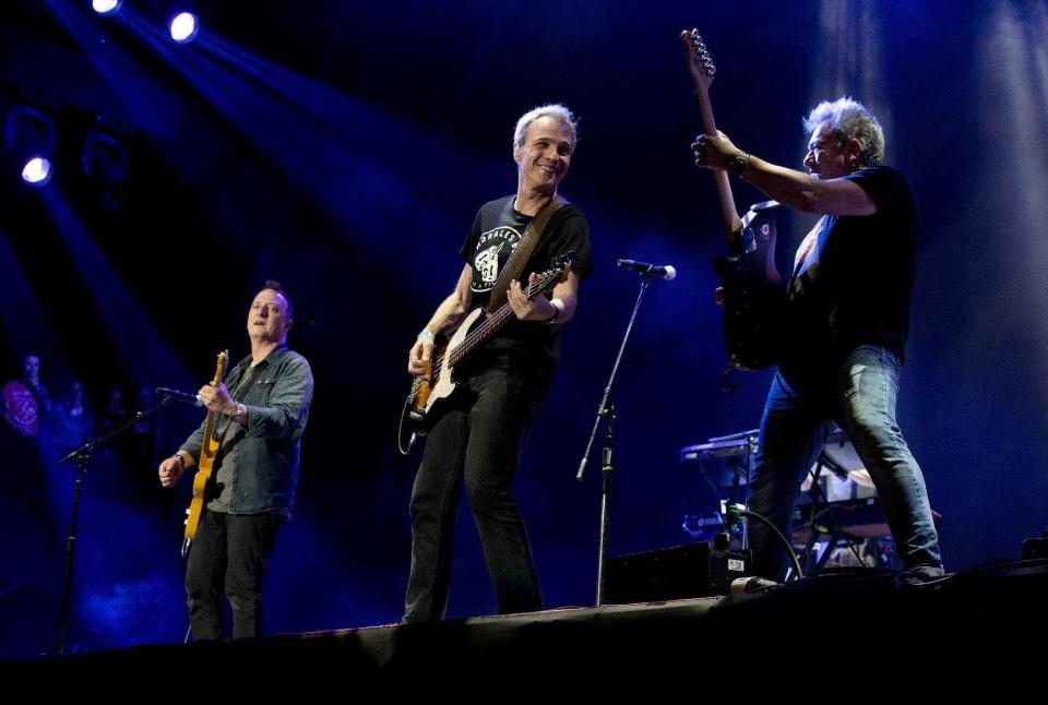 La agrupación española Hombres G durante su presentación en el festival Vive Latino, en la Ciudad de México, el domingo 19 de marzo del 2017. (AP Foto/Rebecca Blackwell)