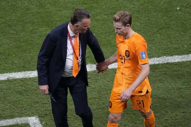 荷蘭總教練范豪爾(左)與球員法蘭基德容交談。（美聯社）