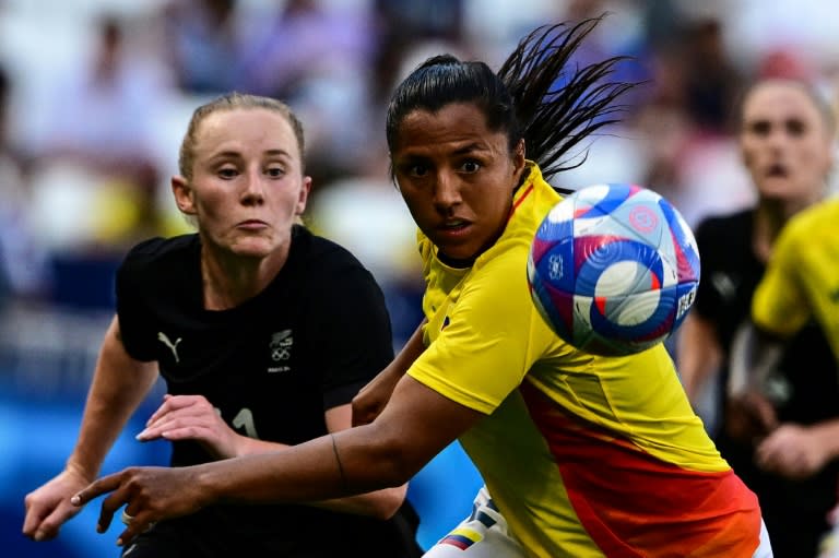 La lateral izquierda colombiana Manuela Vanegas disputa el balón con la volante neozelandesa Katie Kitching durante el partido del Grupo A del torneo femenino de los Juegos Olímpicos de París, disputado en el estadio de Lyon el 28 de julio de 2024. (Olivier CHASSIGNOLE)