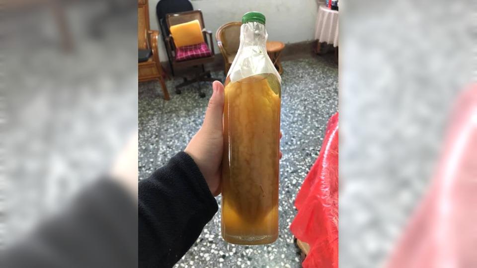 有男子分享奶奶從倉庫拿出一名私藏20多年的飲品，他看了當場大吃一驚。（圖／翻攝自爆廢1公社）