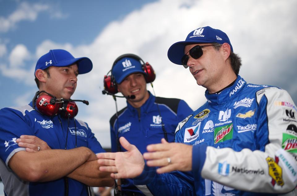 LONG POND, PA - 29 DE JULIO: (LR) El jefe de equipo Chad Knaus, el jefe de equipo Greg Ives y Jeff Gordon, conductor del Chevrolet Nationwide #88, hablan en la parrilla durante la clasificación para la NASCAR Sprint Cup Series Pennsylvania 400 en Pocono Raceway el 29 de julio de 2016 en Long Pond, Pensilvania.  (Foto de Rainier Ehrhardt/NASCAR vía Getty Images)