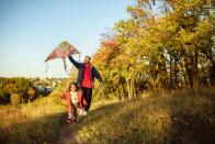 Der Herbst bringt bekanntermaßen auch ein wechselhaftes, windiges Wetter mit sich. Das ist aber gar nicht schlecht, vor allem, wenn Sie endlich mal wieder den Drachen auspacken wollen. Je mehr Wind, desto besser! (Bild: iStock/master1305)