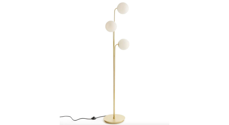 This chic floor lamp is compatible with bulb energy class A.