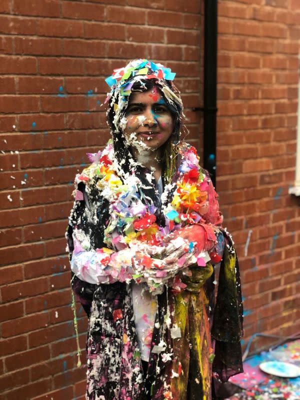 Foto obtenida de las redes sociales de Malala Yousafzai celebrando tras graduarse en Oxford en un lugar no especificado