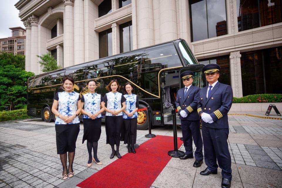 圖片說明：「百駿創新號」是選用瑞典VOLVO B11R環保節能遊覽車打造，一輛車僅有8個頭等艙座椅。（圖/鼎運旅遊集團提供）