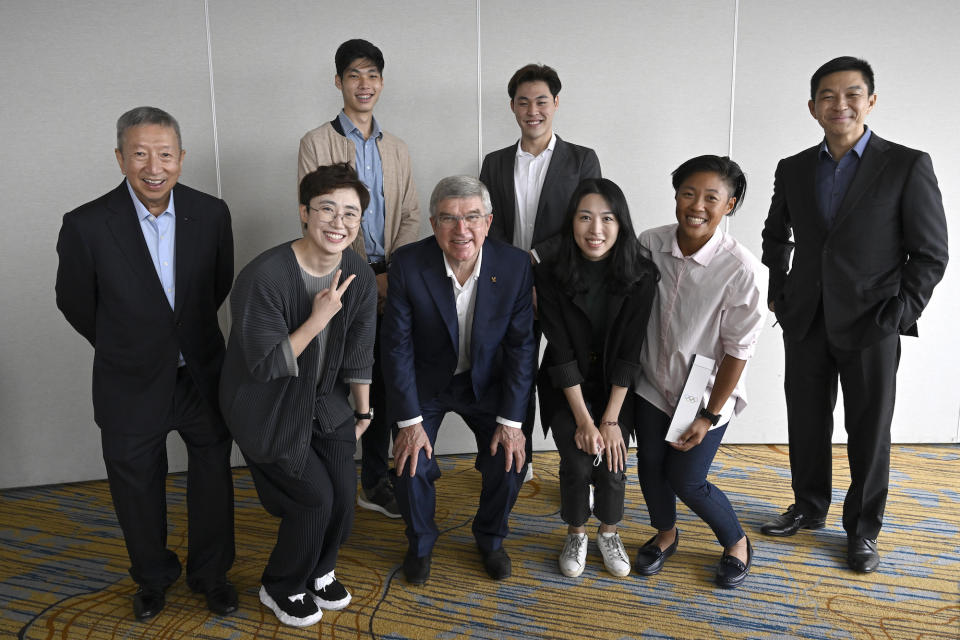 IOC president Thomas Bach (centre) with the Singapore Olympic family: (from left) IOC vice-president Ng Ser Miang, paddler Feng Tianwei, high jumper Kampton Kam, swimmer Maximillian Ang, retired paddler Yu Mengyu, rower Joan Poh and SNOC president Tan Chuan-Jin. (PHOTO: Caroline Chia/SNOC)