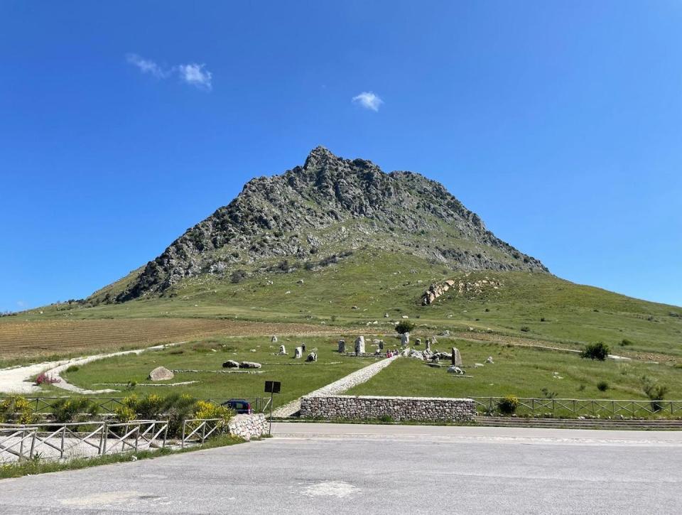 Los monolitos del parque de Portella della Ginestra, en Sicilia, rememoran la matanza de once socialistas y comunistas a manos de la Cosa Nostra. Author provided