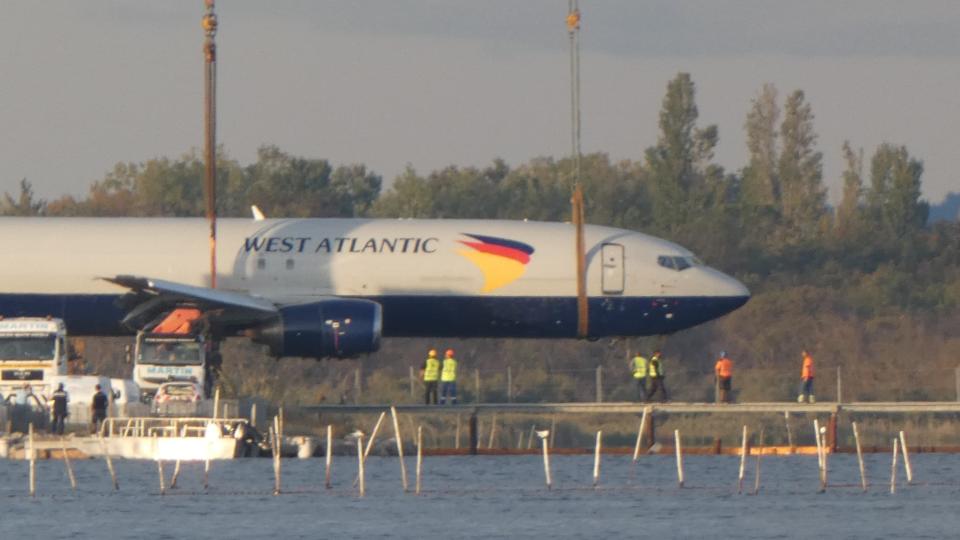 L'avion de fret a été transporté à l'aide de deux grues qui ont dû se coordonner pour éviter toute pollution, particulièrement les écoulements d'hydrocarbures. - Stéphane Duchemin