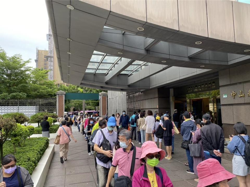 長榮航空股東會還沒開始，就湧入大批股民領取紀念品。（股民提供）