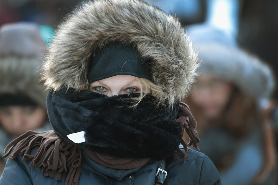 <p>Bei Temperaturen um minus 10 Grad müssen sich die Einwohner von Chicago derzeit dick einpacken. In weiten Teilen der USA herrscht aktuell eine Rekordkälte. (Bild: Getty Images/Scott Olson) </p>