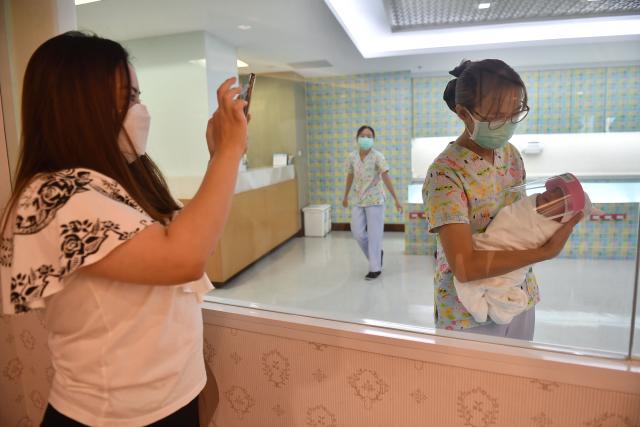 New born baby wearing a tiny face shield in Bangkok - Anadolu Ajansı