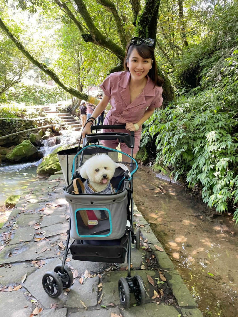 對於愛犬比比，蔡逸帆開心表示養寵物讓自己超快樂，內心很踏實。（圖／翻攝自蔡逸帆臉書）