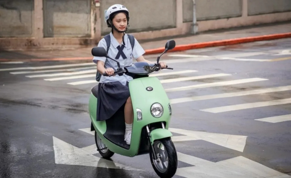電動自行車更名為微型電動二輪車後，除需掛牌並投保強制險外，還需配戴安全帽才算合法上路。(圖片來源/ eMoving)