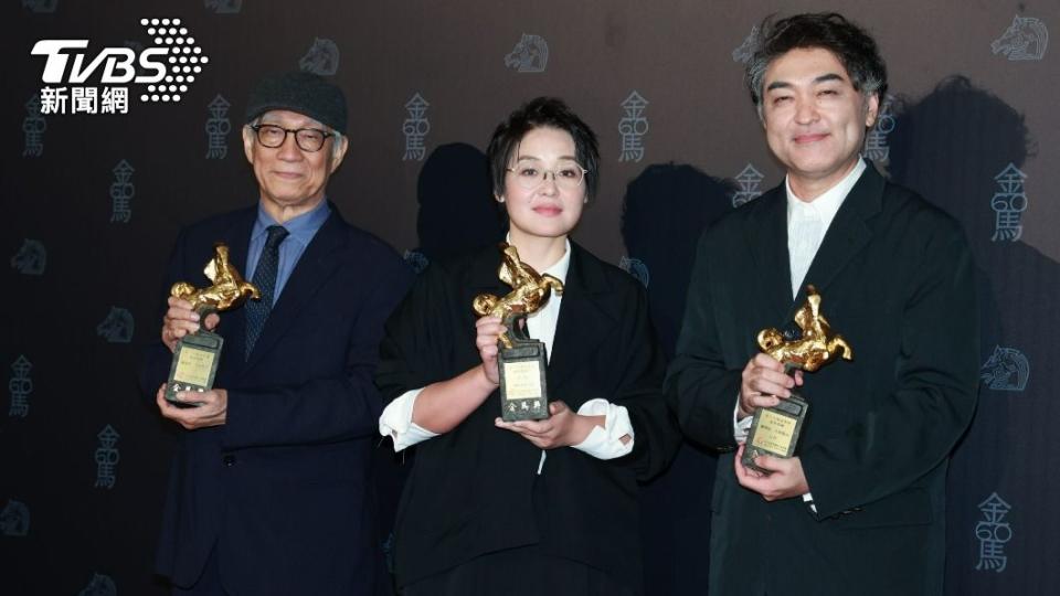 大陸電影《石門》拿下最佳劇情片獎，導演黃驥（中）、大塚龍治（右）開心拿獎。（圖／TVBS娛樂組攝）