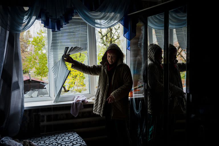 Una anciana examina su casa dañada tras un bombardeo sobre la ciudad de Bakhmut, en la región de Donetsk, el 25 de octubre de 2022, en medio de la invasión rusa de Ucrania.