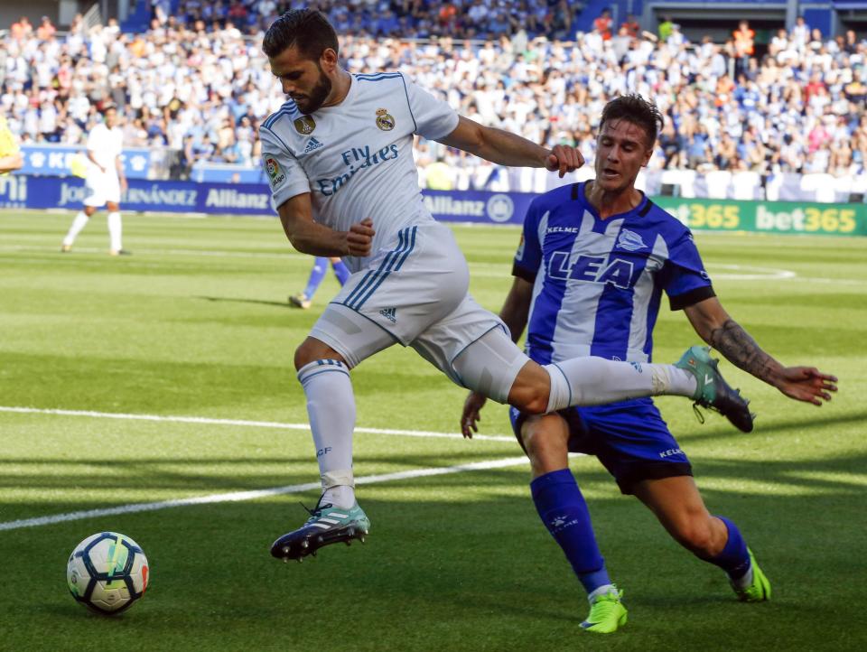 GRA442. Vitoria (álava) (Spain), 23/09/2017.- Real Madrid’ defender Nacho Fernandez (L) vies for the ball with Alaves’ Daniel Torres (R) during the Primera Division Liga match between Alaves and Real Madrid held at Mendizorroza stadium in Vitoria, Basque Country, Spain, 23 September 2017. (España) EFE/EPA/David Aguilar