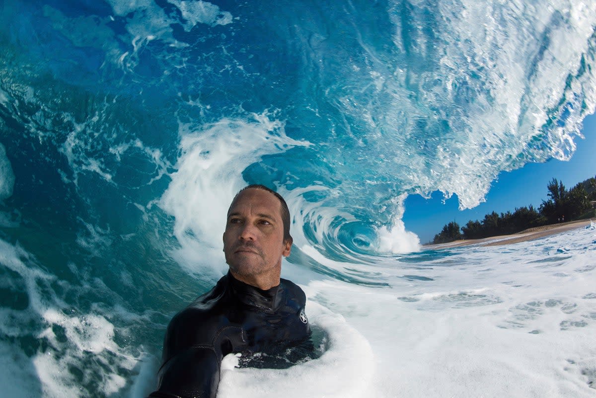 FOTÓGRAFO EN LA OLA (AP)