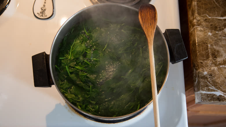 spinach boiling in water