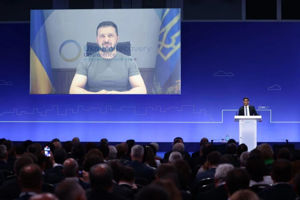 Zelensky a distancia se presenta en una conferencia celebrada en Londres