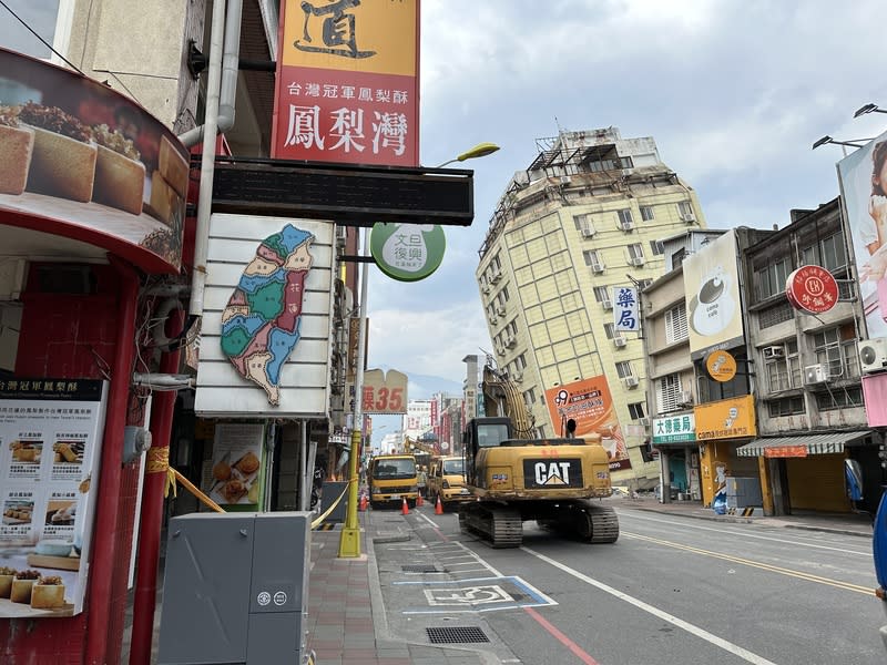 花蓮強震  受災藥局遭詐騙集團冒用賣藥 花蓮富凱大飯店地震後傾斜，縣府緊急拆除，隔鄰藥 局遭詐騙集團冒用在網路販售藥品；花蓮警分局指 出，目前未接獲有民眾受騙，已協助下架並查辦。 中央社記者李先鳳攝  113年4月28日 