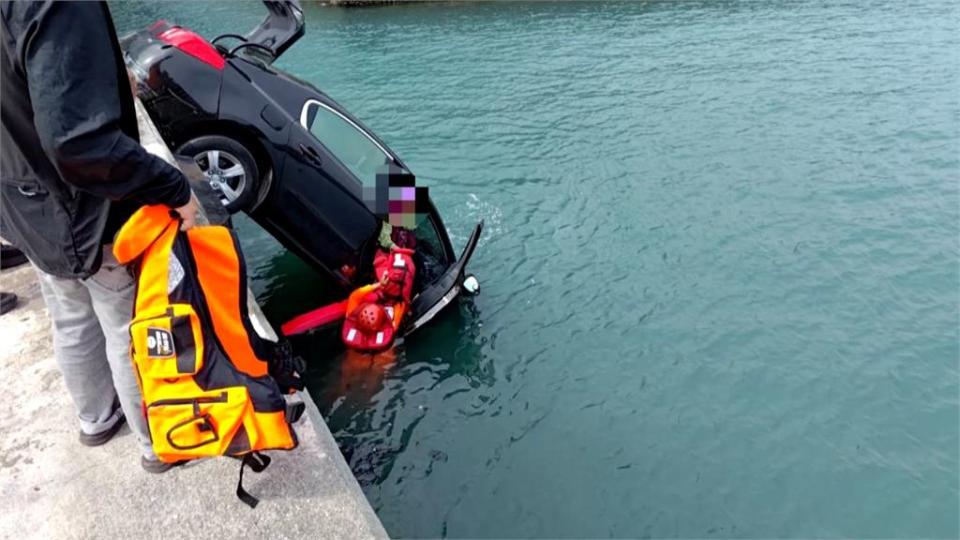 8旬翁下車忘了拉手煞車！　老婆連人帶車墜入海中