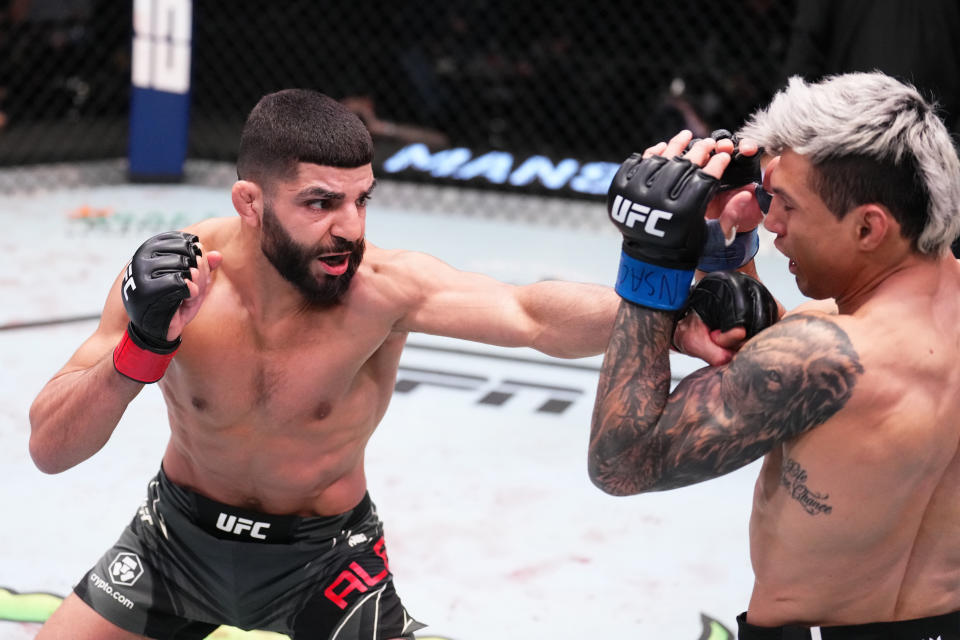 LAS VEGAS, NEVADA – 17 DE DICIEMBRE: (LR) Amir Albazi de Irak golpea en una pelea de peso mosca durante el evento UFC Fight Night en UFC APEX el 17 de diciembre de 2022 en Las Vegas, Nevada.  (Foto por Chris Unger/Zuffa LLC)