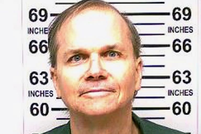 Esta foto del 31 de enero de 2018, proporcionada por el Departamento Correccional del Estado de Nueva York, muestra a Mark David Chapman, el hombre que mató a John Lennon.