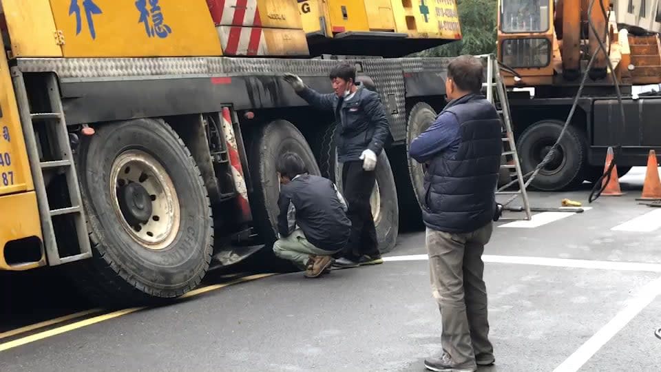 畫面曝光！台中80噸吊車壓垮路面　半個輪胎陷落動彈不得