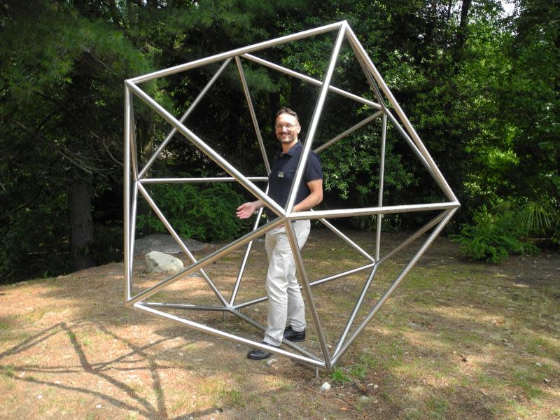 Lorenzo Sonognini zeigt eine Skulptur, die an den Begründer des modernen Tanzes, an Rudolf von Laban erinnern soll. Foto: Nina Zimmermann