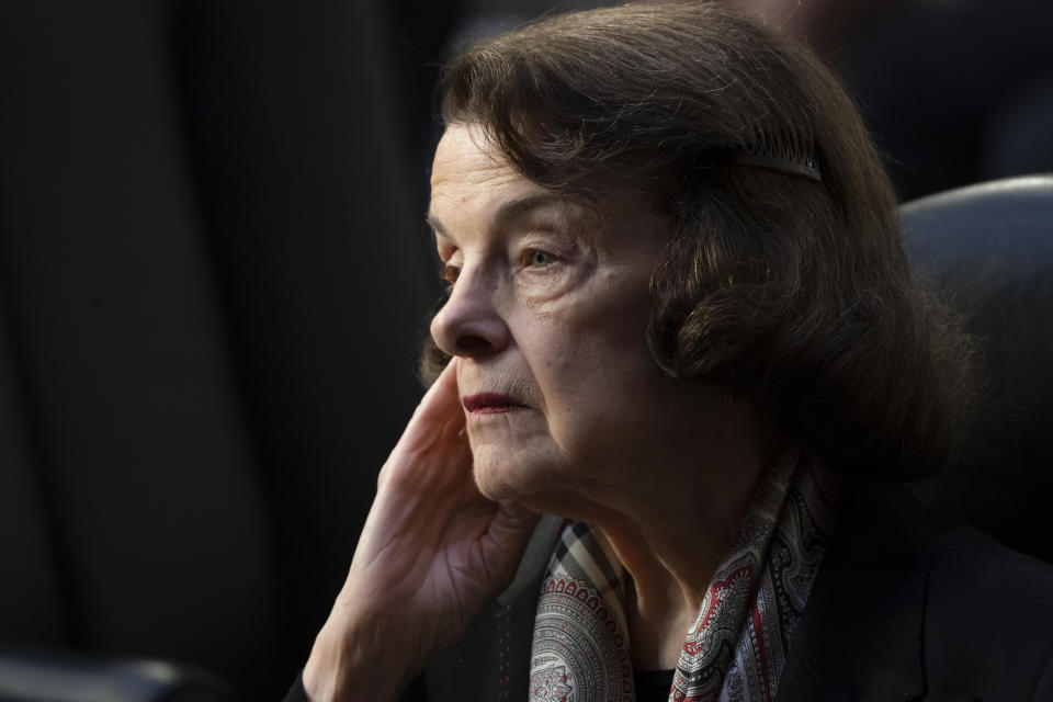 ARCHIVO - La senadora Dianne Feinstein, demócrata por California, escucha un debate en la Corte Suprema, en Washington, el 4 de abril de 2022. (AP Foto/J. Scott Applewhite, archivo)