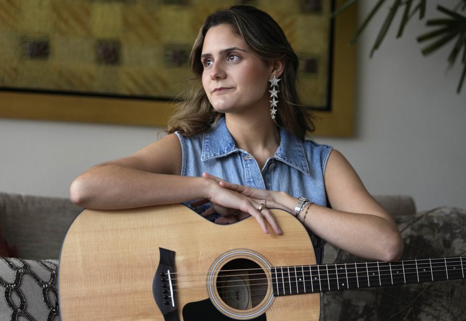 La cantante venezolana Tiare posa en su casa en Lima, Perú, el 24 de octubre de 2022. Tiare está nominada al Latin Grammy como mejor nuevo artista. Los Latin Grammy se entregarán el 17 de noviembre en Las Vegas. (Foto AP/Martin Mejia)