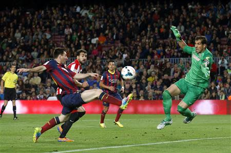 Barcelona's Lionel Messi (L) tries to score against Athletic Bilbao's goalkeeper Gorka Iraizoz during their La Liga soccer match at Camp Nou stadium in Barcelona April 20, 2014. REUTERS/Albert Gea