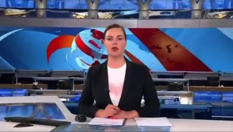 La periodista rusa Marina Ovsiannikova estaba conduciendo el programa de televisión cuando una mujer irrumpió en el estudio de grabación.