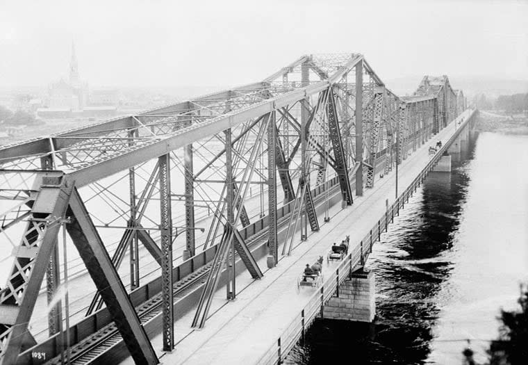 An undated archival photo from no later than 1930 of the Alexandra Bridge's train and carriage lanes from the Ottawa side.