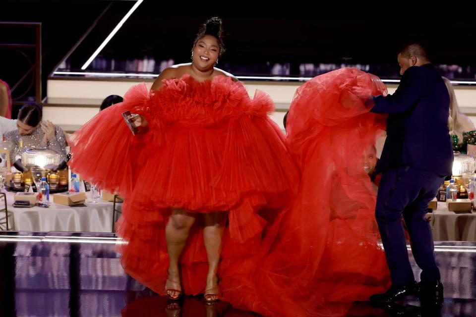 LOS ANGELES, CALIFORNIA - SEPTEMBER 12: (L-R) Lizzo and host Kenan Thompson speak onstage during the 74th Primetime Emmys at Microsoft Theater on September 12, 2022 in Los Angeles, California. (Photo by Kevin Winter/Getty Images)