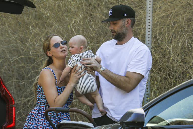 Jennifer Lawrence fue vista abrazando a su pequeño mientras salía de su auto el viernes por la mañana. La actriz estuvo acompañada de su marido, Cooke Maroney.