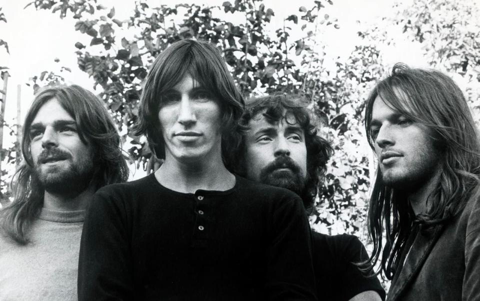 Eigentlich war Gitarrist David Gilmour (rechts) zunächst "nur" als Backup Gründungsmitglied Syd Barrett eingeplant gewesen, der aber schon bald wegen seiner Drogen- und psychischen Probleme die Band verlassen musste. Vielleicht lag es daran, dass Roger Waters, der daraufhin zum Pink-Floyd-Mastermind avancierte, Gilmour scheinbar nie als vollwertigen Ersatz anerkannte. (Bild: WMG)