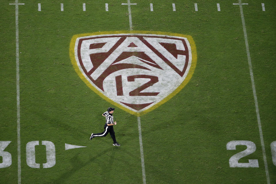 Logo PAC-12 au Sun Devil Stadium pendant la seconde moitié d'un match de football universitaire de la NCAA entre l'État de l'Arizona et l'État du Kent, le jeudi 29 août 2019, à Tempe, en Arizona. (AP Photo/Ralph Freso)