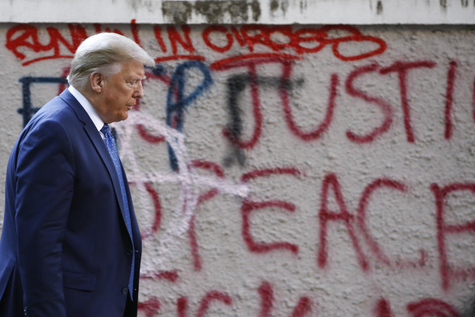 El presidente de Estados Unidos, Donald Trump, camina por el Parque Lafayette, desde la Casa Blanca, para ir a la iglesia de St. John, el 1 de junio de 2020, en Washington. (AP Foto/Patrick Semansky)