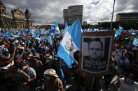 Manifestantes se reúnen frente al Congreso en la Ciudad de Guatemala, sábado 21 de noviembre de 2020. Cientos de manifestantes protestaban en varias partes del país el sábado contra el presidente guatemalteco Alejandro Giammattei y miembros del Congreso por la aprobación del presupuesto 2021 que redujo los fondos para la educación, salud y lucha por los derechos humanos. (Foto AP/Moisés Castillo)