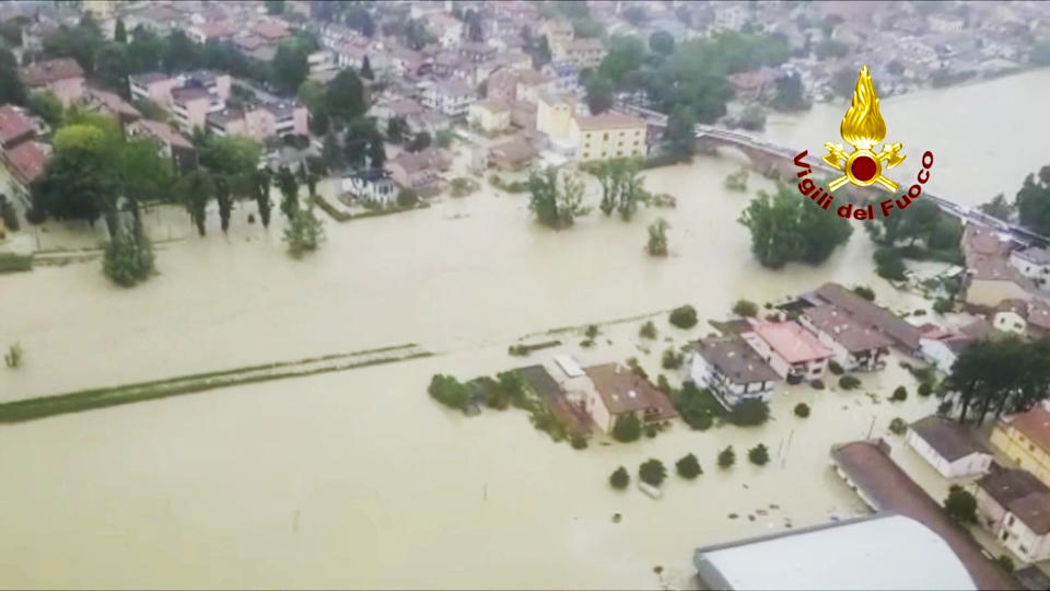 Esta imagen aérea proporcionada por los Bomberos Italianos muestra zonas residenciales inundadas en Cesena en la región de Emilia Romaña, en el norte de Italia, el martes 16 de mayo de 2023. (Vigili del Fuoco via AP)