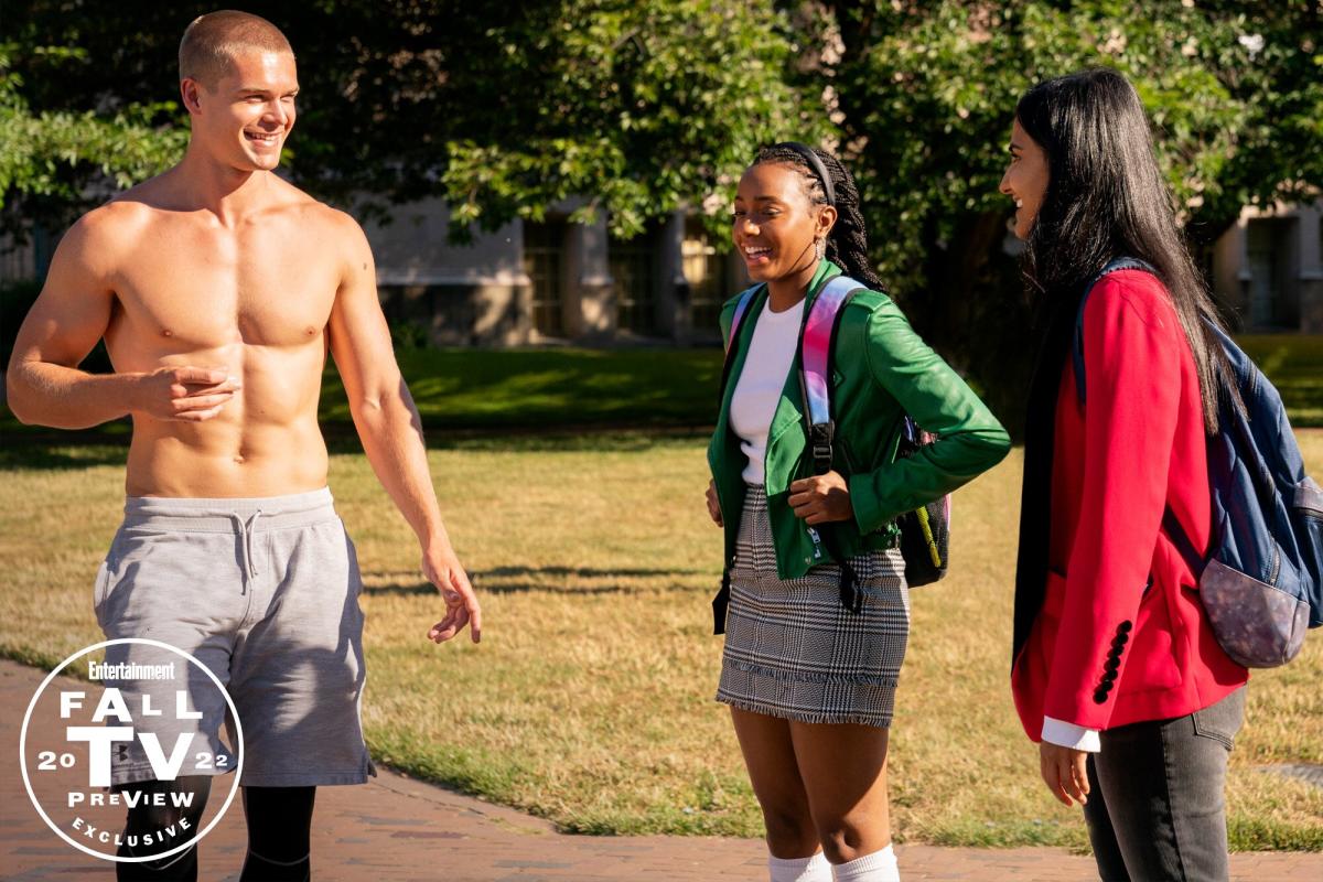 Check out the new (shirtless) hottie on The Sex Lives of College Girls season 2