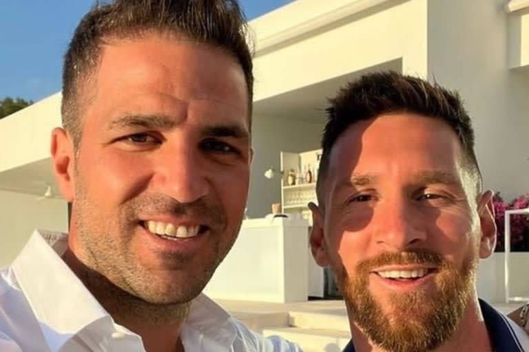 Cesc Fàbregas y Lionel Messi se conocieron en el Barcelona y hasta la actualidad son íntimos amigos