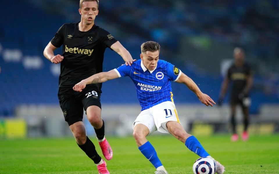 Leandro Trossard (right) tries to shimmy past Tomas Soucek - GETTY IMAGES