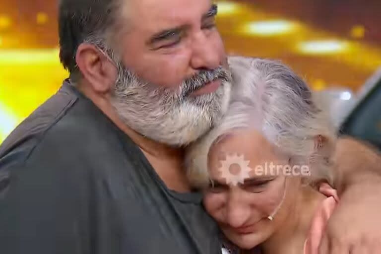 El participante celebró entre lágrimas con su esposa y sus hijos (Foto: Captura de TV / eltrece)