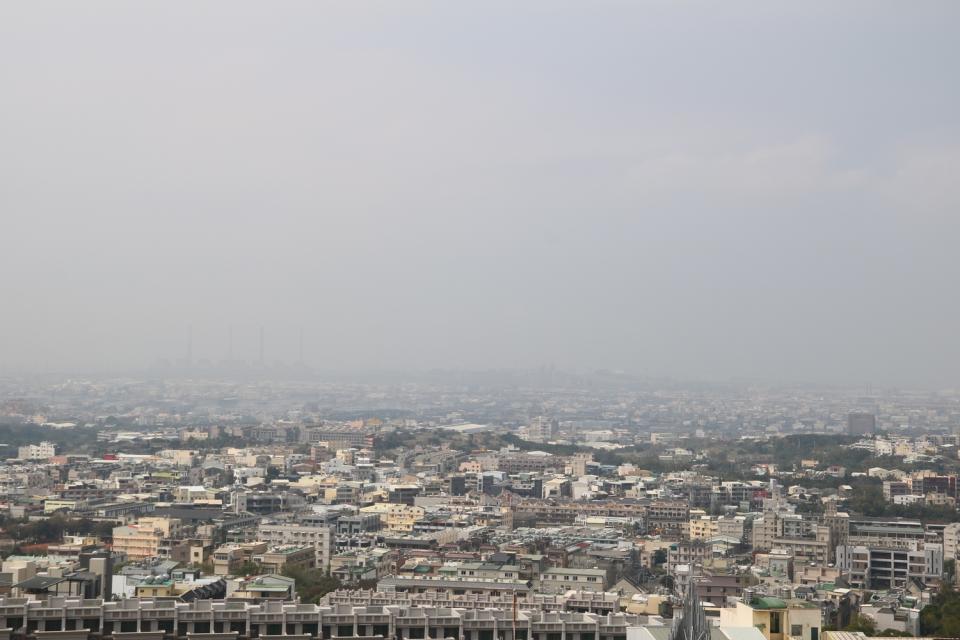 逆溫層發生時，空氣無法流通，PM2.5濃度便提高。   圖：弘光科大/提供