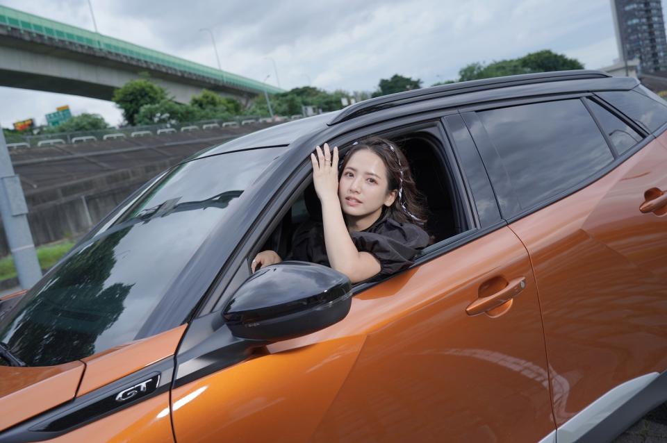 【明星聊愛車】臧芮軒人生購買的第一台車選擇Peugeot 2008 原因：「小型休旅停車方便、儀表板操控按鈕媲美飛機座艙、自動切換遠近光燈安全性高！」