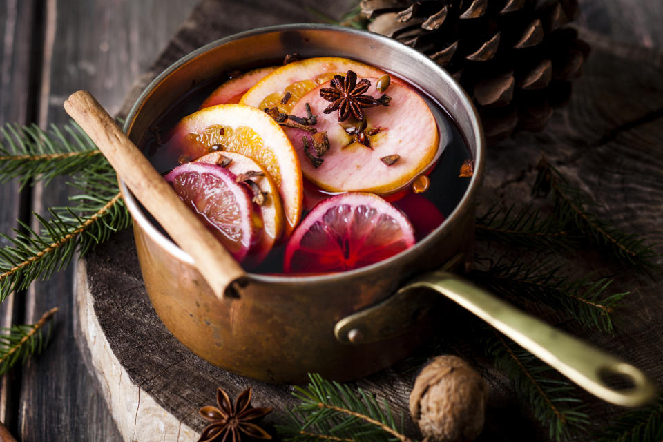 Glühwein kannst du ganz einfach selbst zubereiten und dir damit auch die Kopfschmerzen am nächsten Tag (weitgehend) sparen! (Bild: Getty Images)