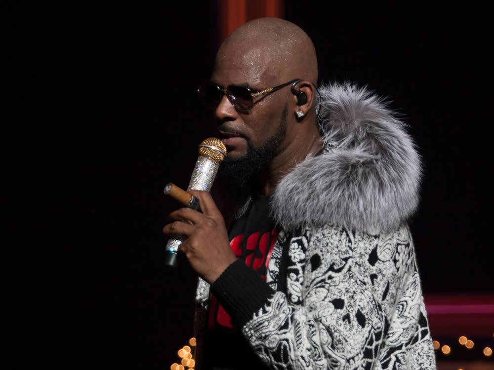 R. Kelly wartet derzeit in Untersuchungshaft auf seinen Missbrauchsprozess. (Bild: Jamie Lamor Thompson / Shutterstock.com)