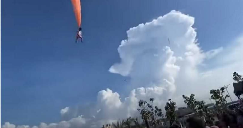 女童被風箏捲上天空（圖／截自Youtube頻道兒ㄚ麵線）